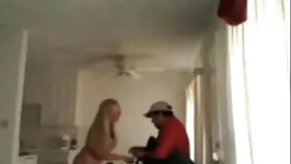 Dans la chambre à coucher, le Niger insère une fille français porno français dans des poses torrides