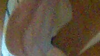 Une brune jouit sur le phallus porno francais plombier de son amant