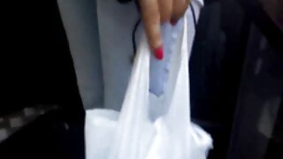 Filles caressant des trous