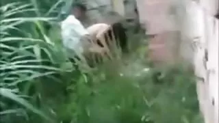 Jeune dans la nature fente coincée pour amateur porno français vaginale