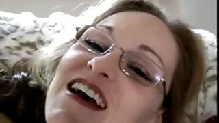 Patron baise blonde dans la fente dans l'environnement domestique porno allemand