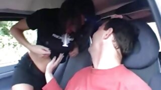 Baiser et baiser avec une brune