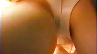 La petite amie allemande porno déchaussée gémit de la bite dans la fente anale