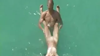 Fille manga vf porno en bas chevauche la bite de l'amant