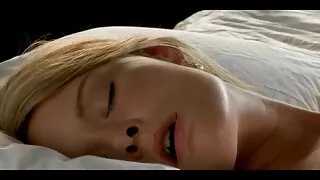 Collants dégonflés blondes pour le sexe avec un jeune porno francais mec sur le canapé