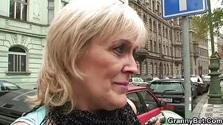 Pissé sur le locataire porno soeur francaise et l'a baisé dans le cul