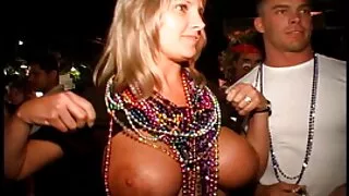 La meilleure nourriture du matin est une grosse bite dans la porno avec femme fontaine gorge