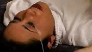 Une blonde aux seins naturels se fait baiser dans le vagin pendant que ses camarades de filmpornofrancais groupe passent des examens