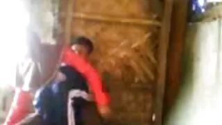 Un homme baise une femme mûre dans le cul pour gens du voyage porno une joie anale