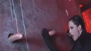 Une porno amateur français fille aux cheveux longs chevauche la bite d'un ami