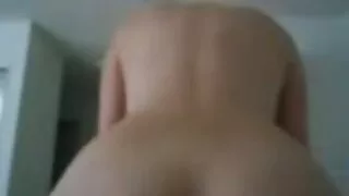 Fille mince en bas saute sur le porno francais fait maison phallus