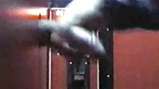 Une fille porno maman française en gants masturbe le pénis d'un mec puis le chevauche