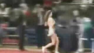 Fille branlant une bite