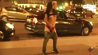 Une blonde maigre jouit porno américain doucement de la baise anale par une énorme bite