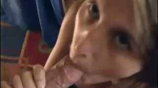 Une fille magnifique écarte ses fesses devant son film porno anglaise amant