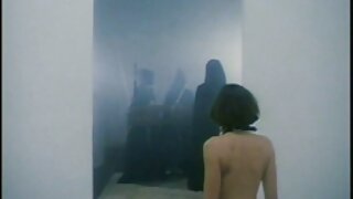 Baisé une femme aux cheveux bruns