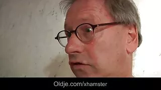 Une fille de fiançailles au doigt n'interfère film pornographique français gratuit pas avec la torréfaction d'une beauté en bas