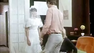 Fille en lingerie chevauchant un boulon de gars porno famille française et de sperme