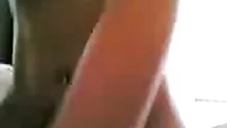 Salope écarte les jambes sur la table, obtenir la bite d'un flic porno africaine en français