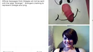 Devant la porno de femmes françaises caméra, il a fourré le pénis dans la bouche d'une jeune brune