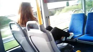 Sexe matinal chaud avec une brune plantureuse sur porno francai le sol